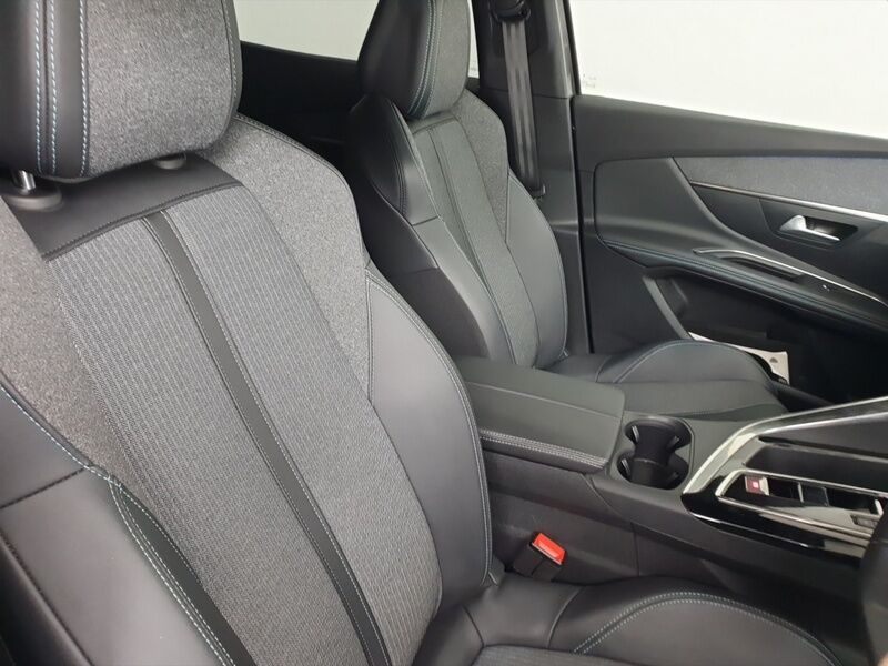 More views of Peugeot 3008