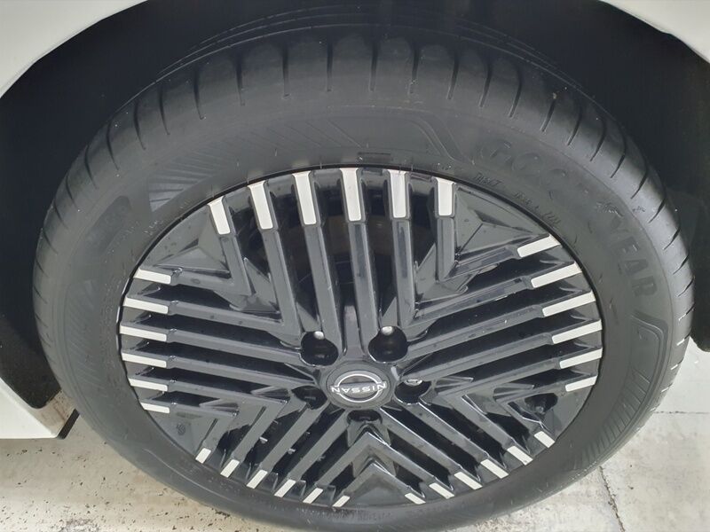 More views of Nissan Leaf