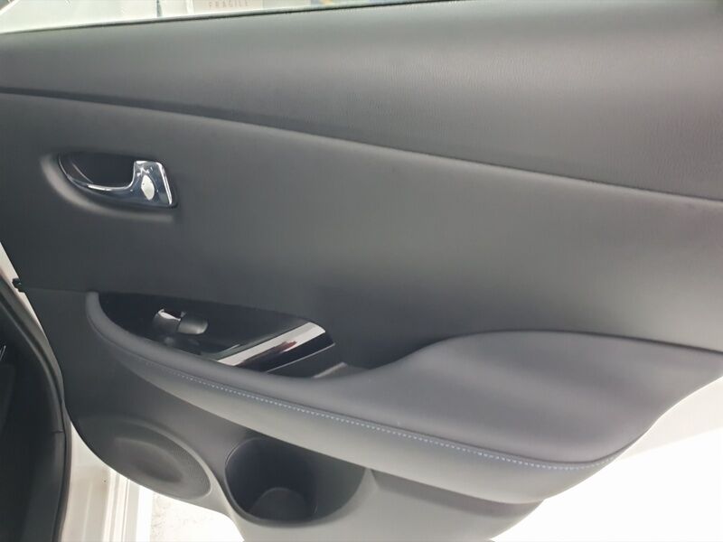 More views of Nissan Leaf