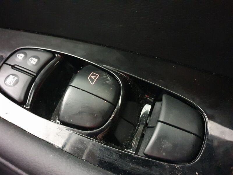 More views of Nissan Leaf