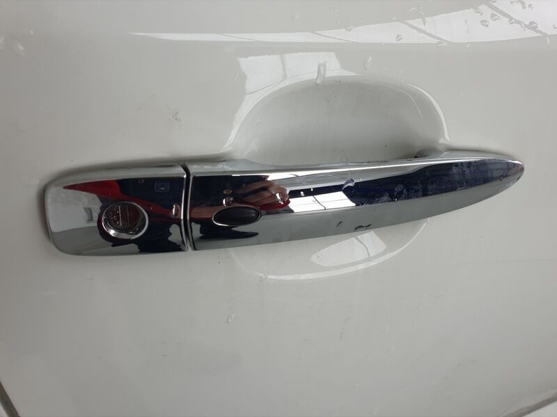 More views of Nissan Leaf