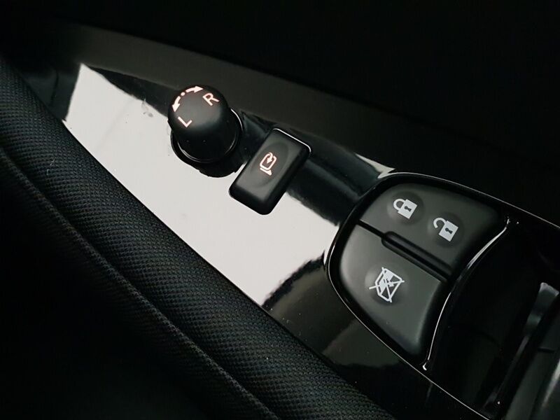 More views of Nissan Leaf