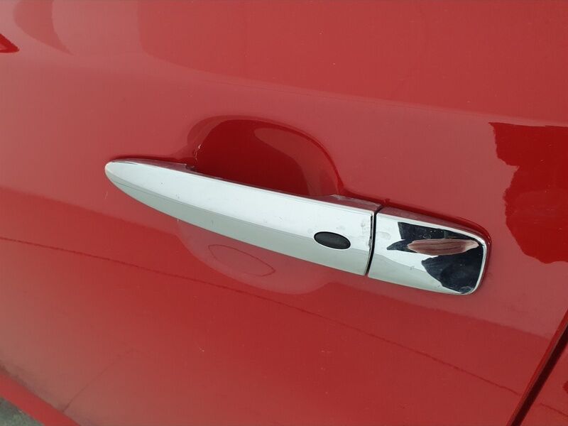 More views of Nissan Leaf