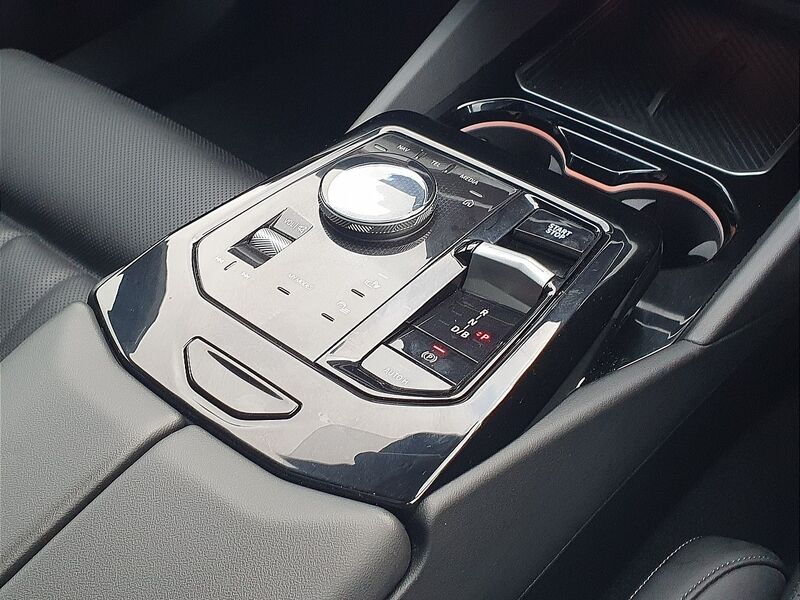 More views of BMW i5