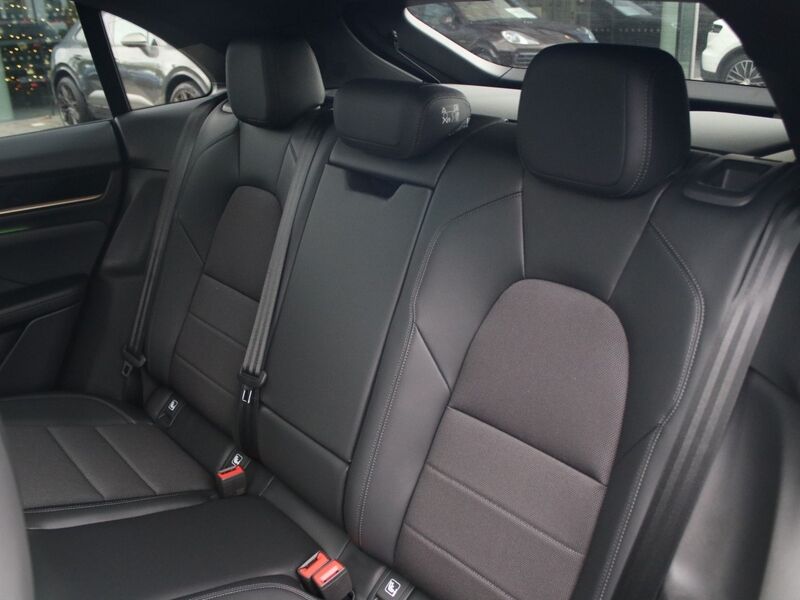 More views of Porsche Macan