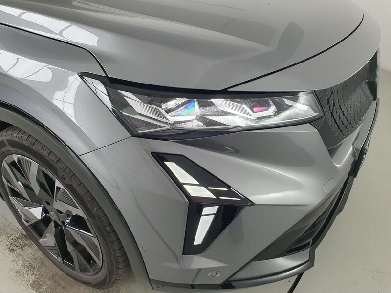 More views of Renault Rafale