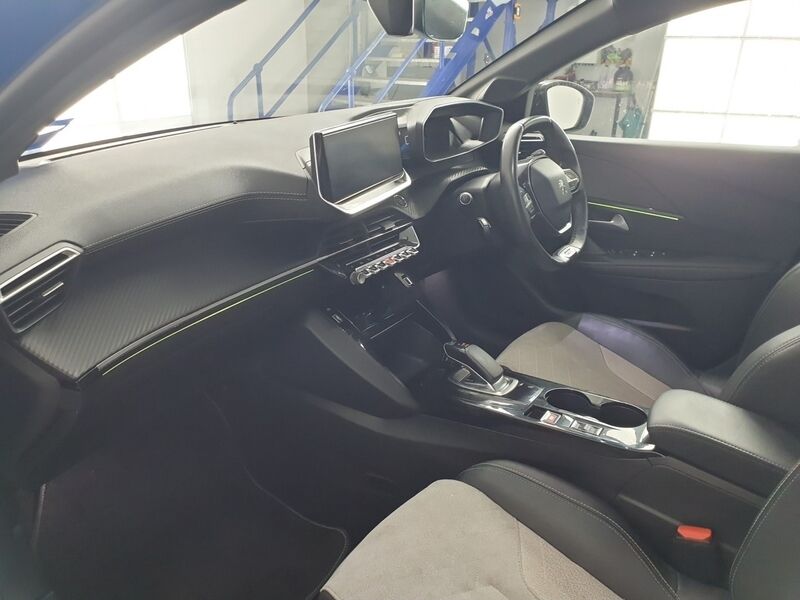 More views of Peugeot 208