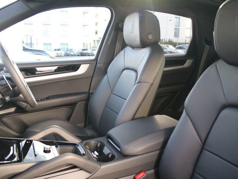 More views of Porsche Cayenne