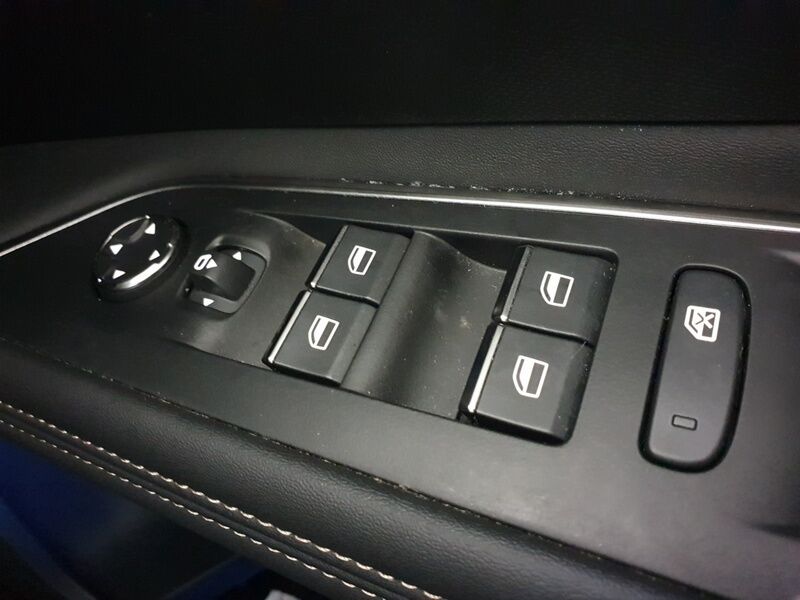 More views of Peugeot 3008