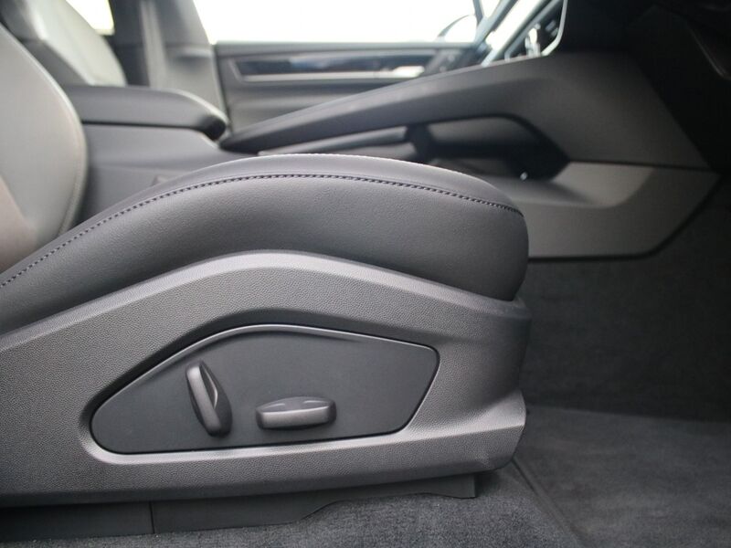 More views of Porsche Macan