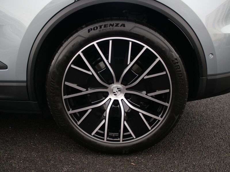 More views of Porsche Macan