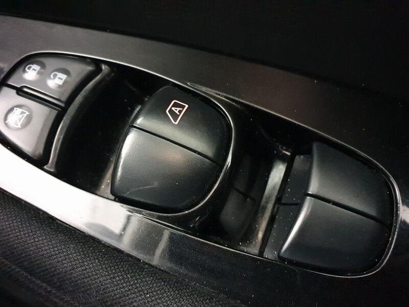 More views of Nissan Leaf