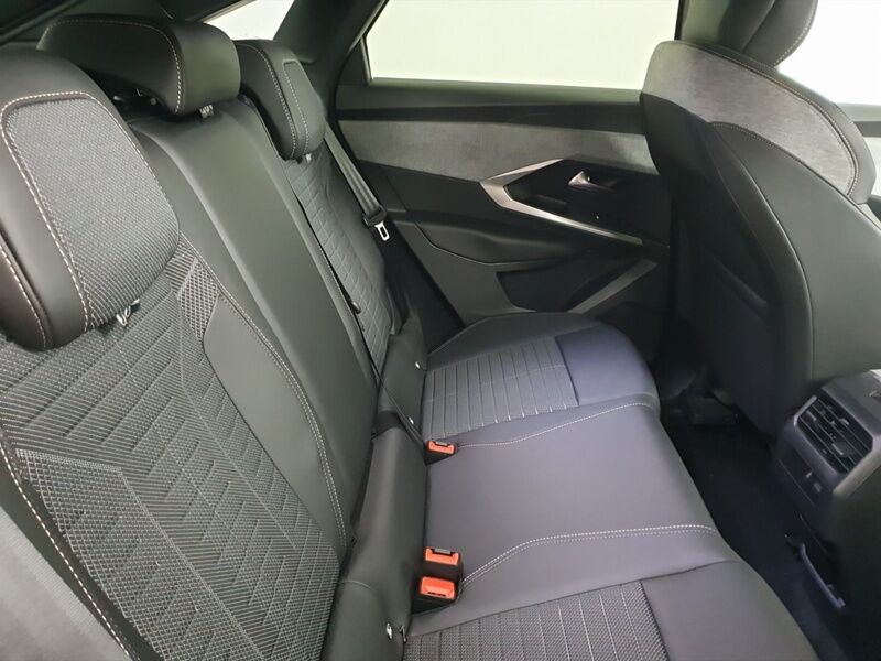 More views of Peugeot 3008