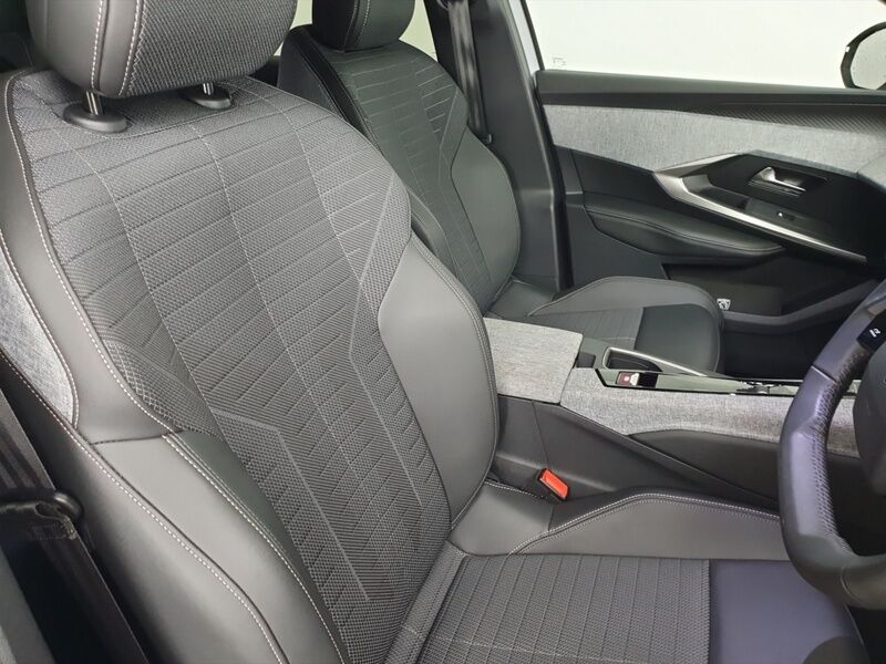 More views of Peugeot 3008