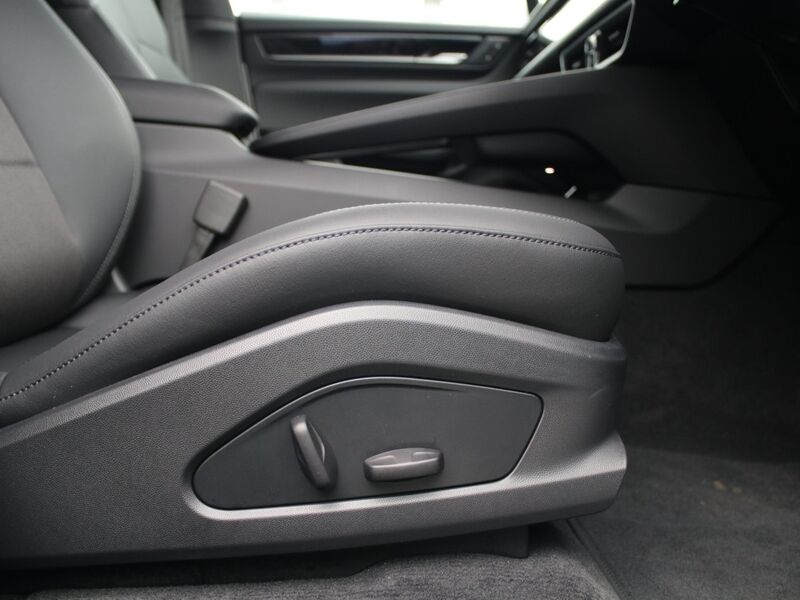 More views of Porsche Macan