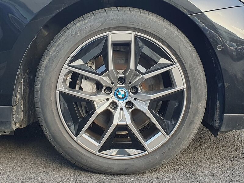 More views of BMW i5