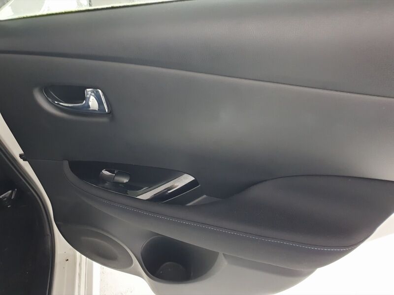 More views of Nissan Leaf