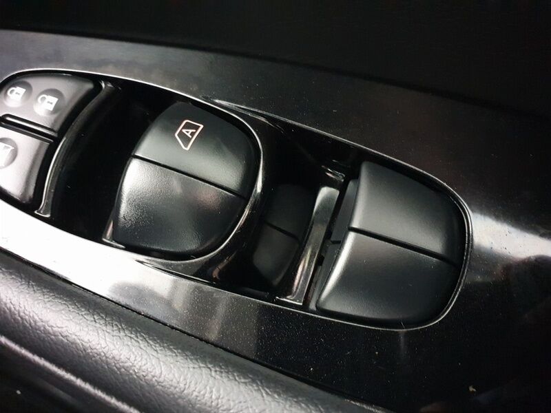 More views of Nissan Leaf