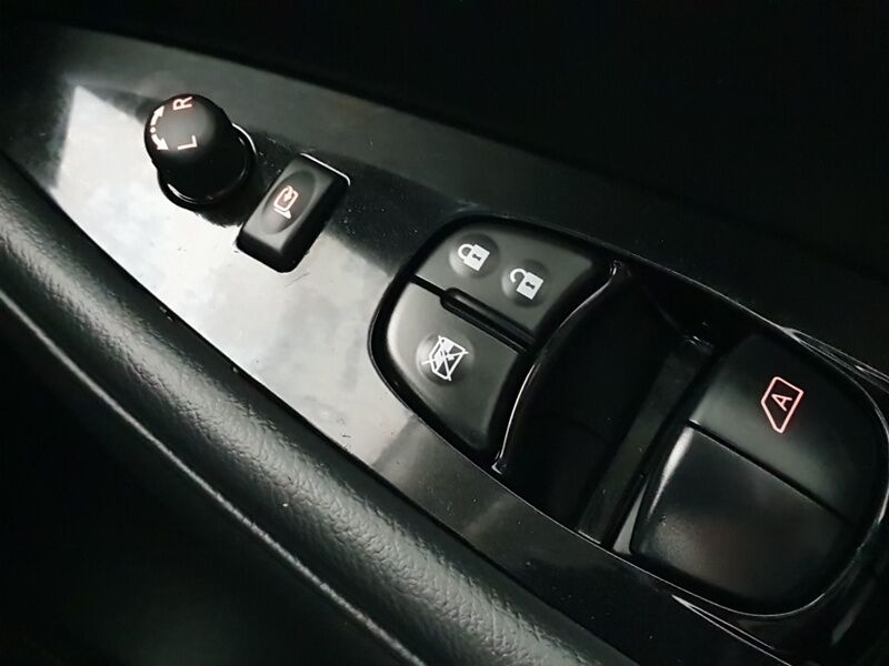 More views of Nissan Leaf