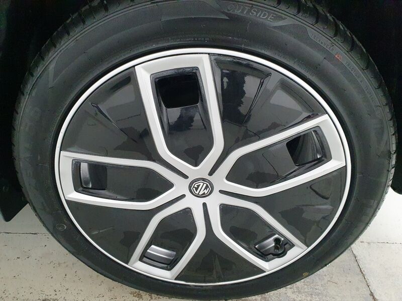 More views of MG MG4