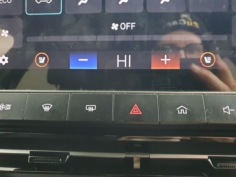 More views of MG MG4