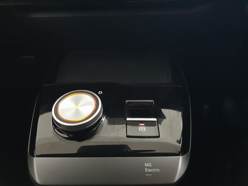 More views of MG MG4