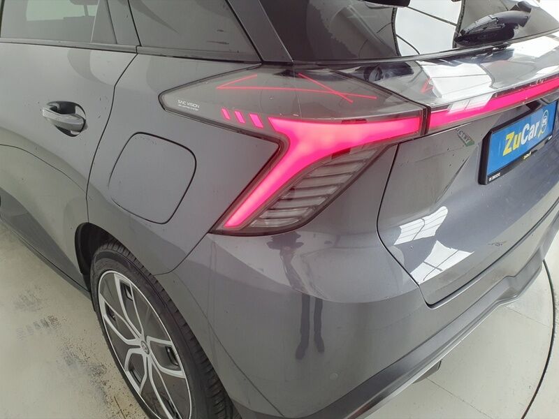 More views of MG MG4