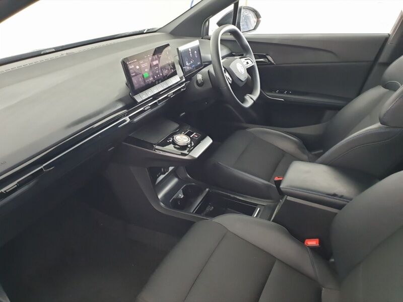 More views of MG MG4