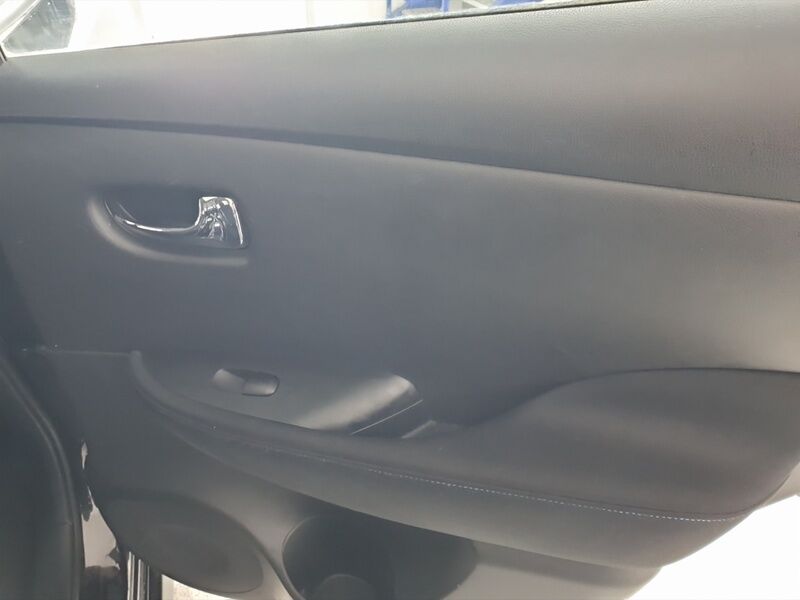 More views of Nissan Leaf