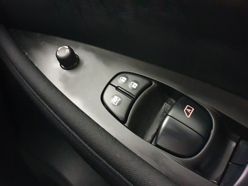 More views of Nissan Leaf