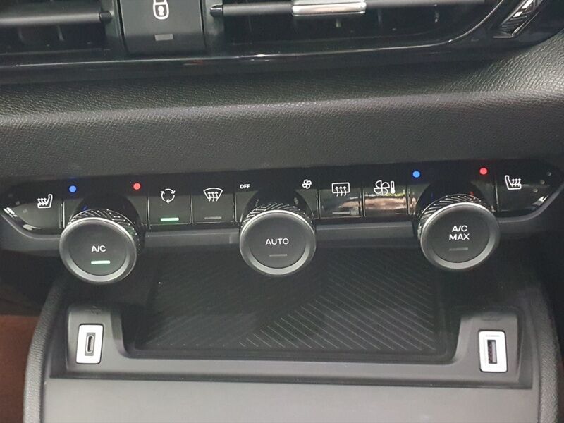 More views of Citroen e-C4 X