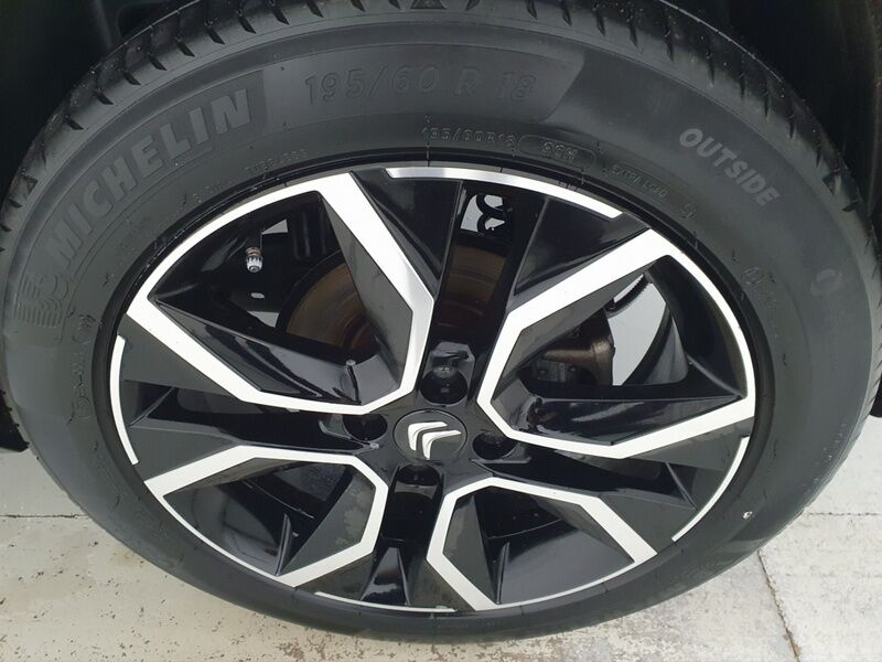 More views of Citroen e-C4 X