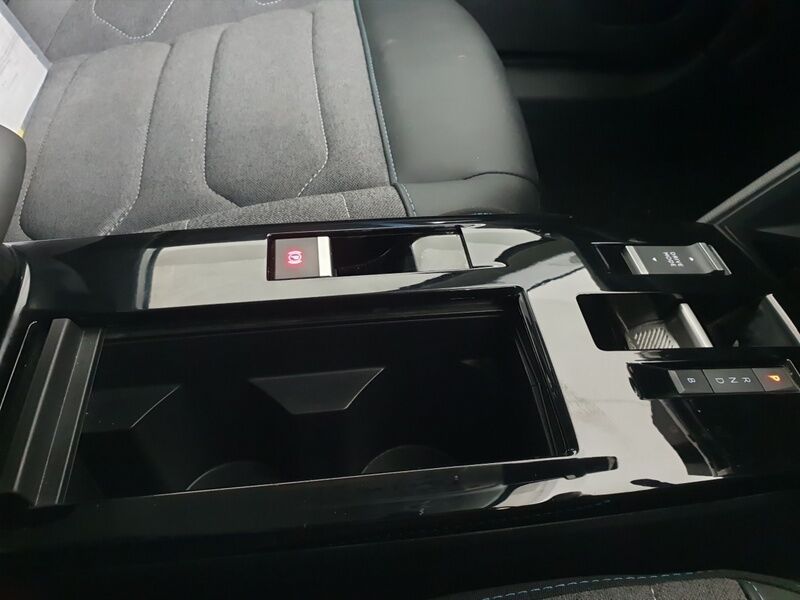 More views of Citroen e-C4 X