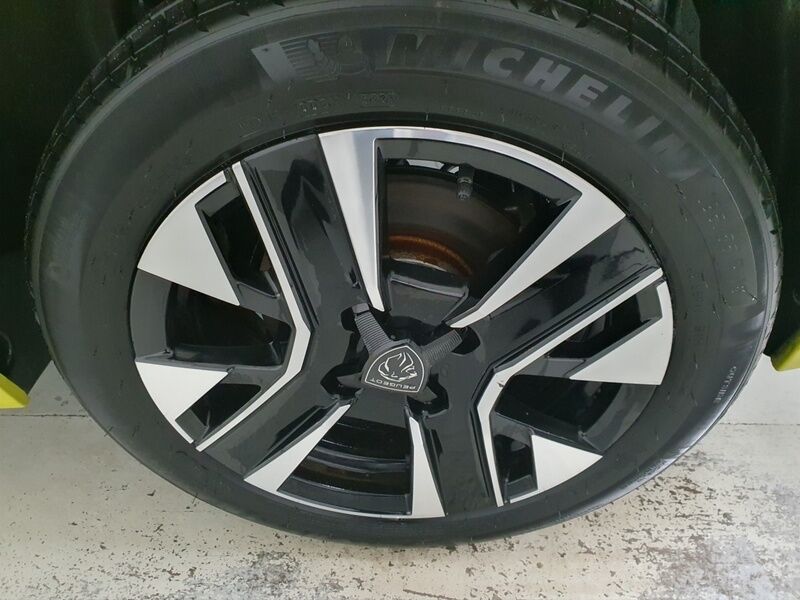 More views of Peugeot 208