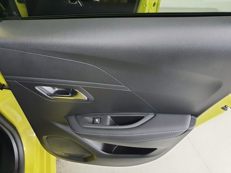 More views of Peugeot 208