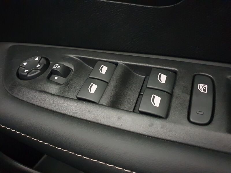 More views of Peugeot 208