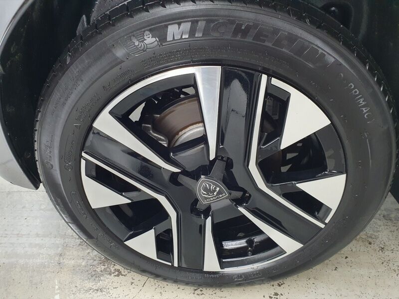 More views of Peugeot 208