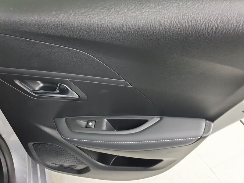 More views of Peugeot 208