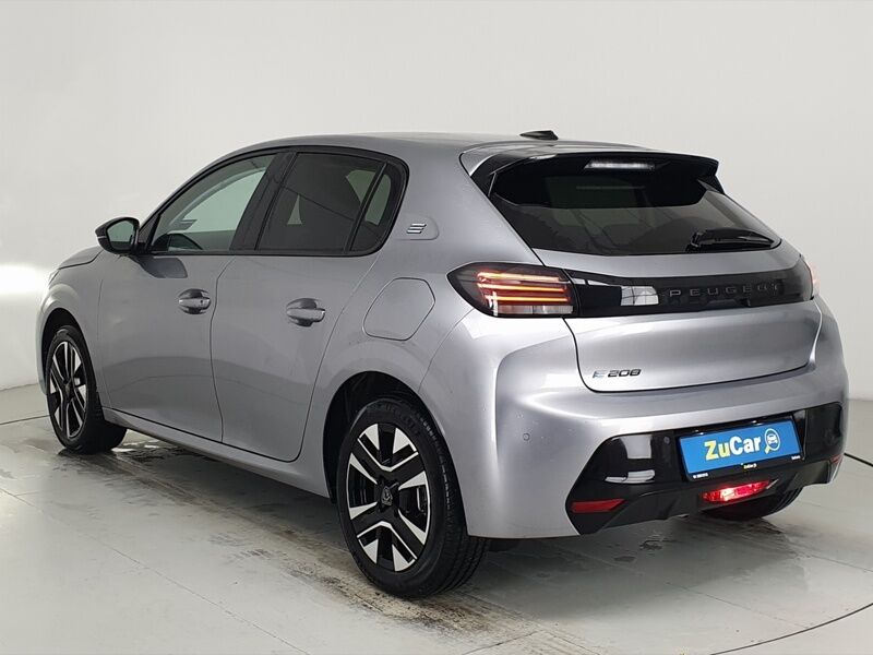 More views of Peugeot 208