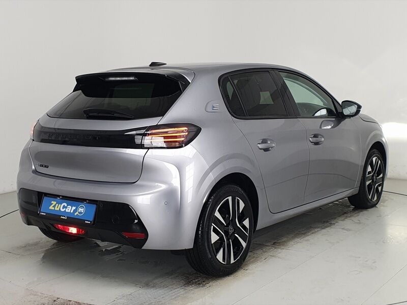 More views of Peugeot 208