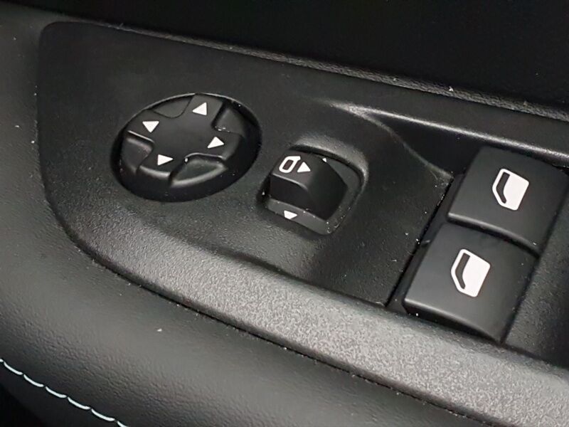 More views of Peugeot 208