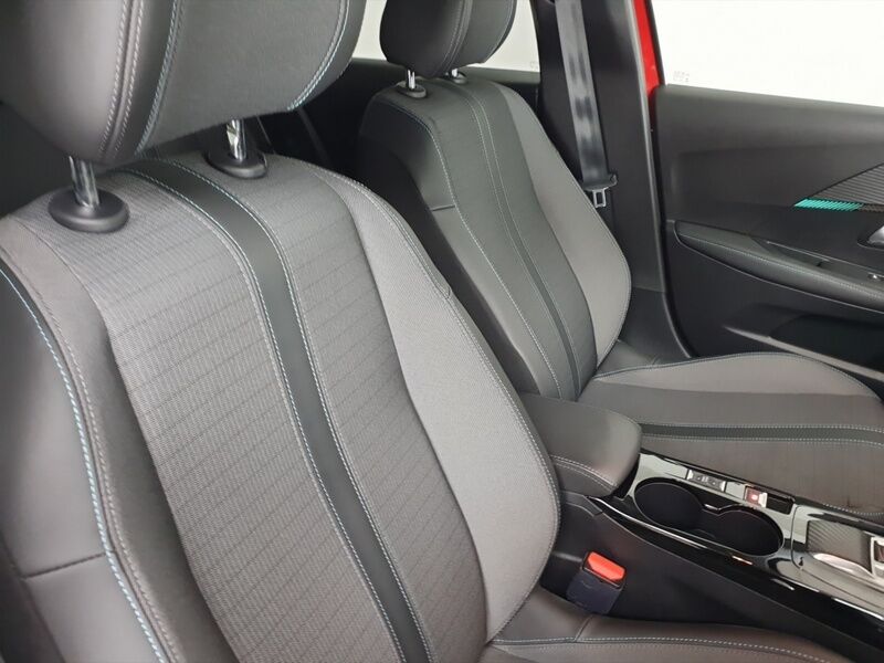 More views of Peugeot 208