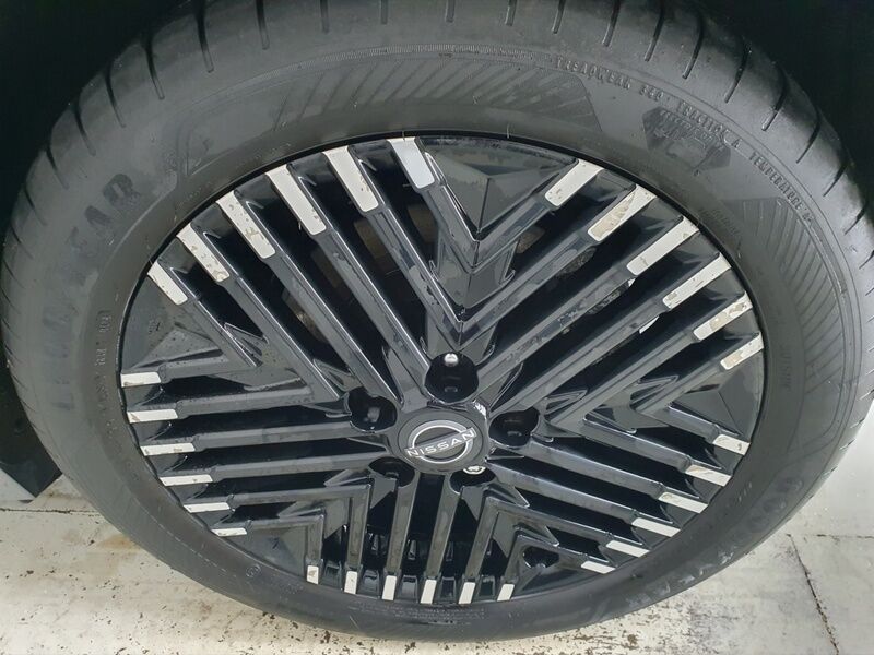 More views of Nissan Leaf