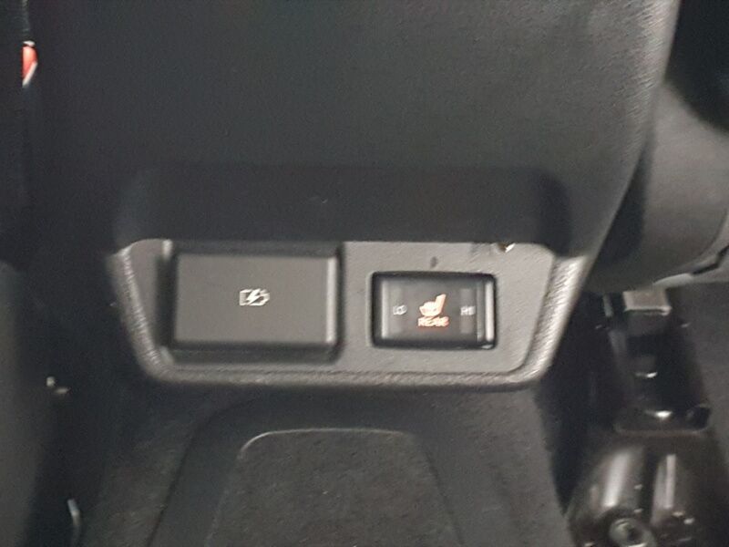 More views of Nissan Leaf