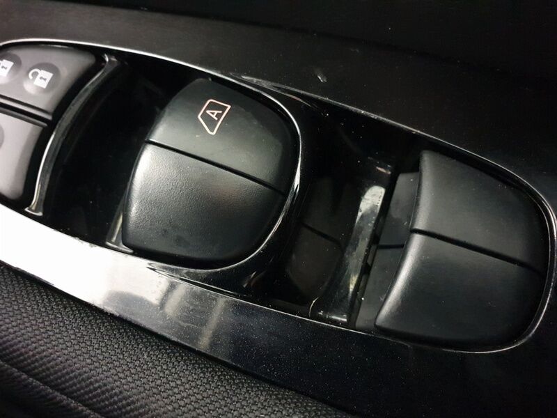 More views of Nissan Leaf