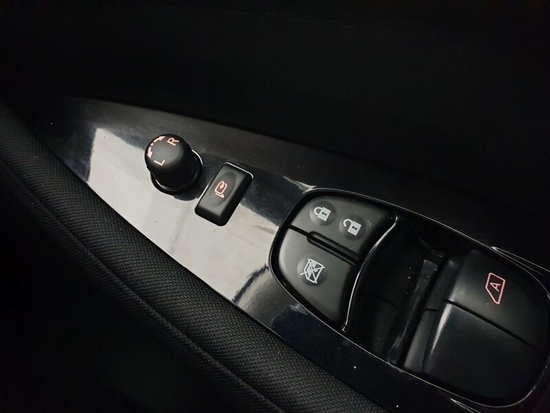 More views of Nissan Leaf