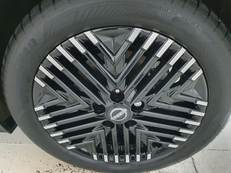 More views of Nissan Leaf