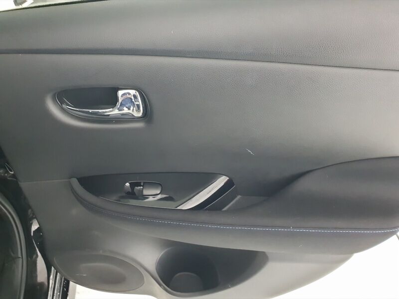 More views of Nissan Leaf