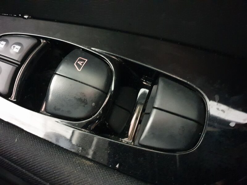 More views of Nissan Leaf