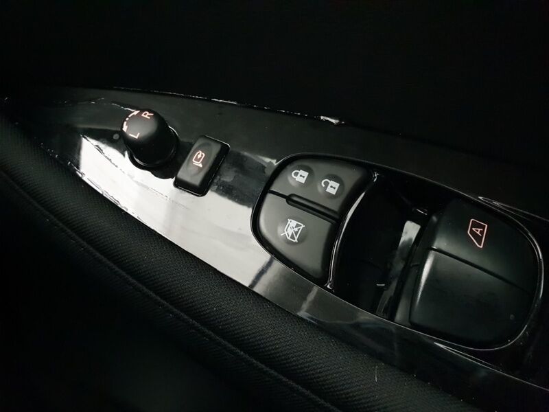 More views of Nissan Leaf